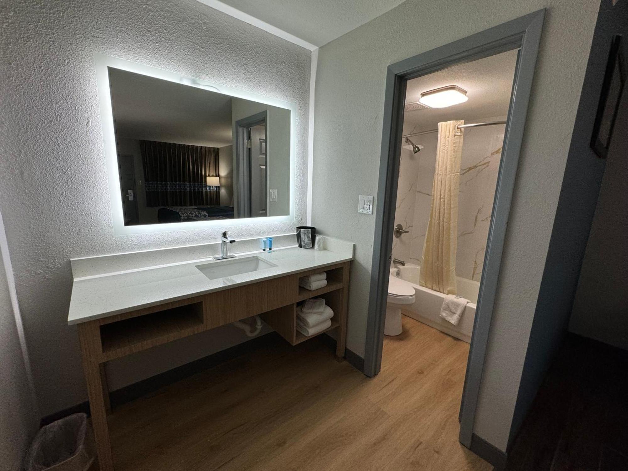 Travelodge By Wyndham Gainesville เกนส์วิลล์ ภายนอก รูปภาพ