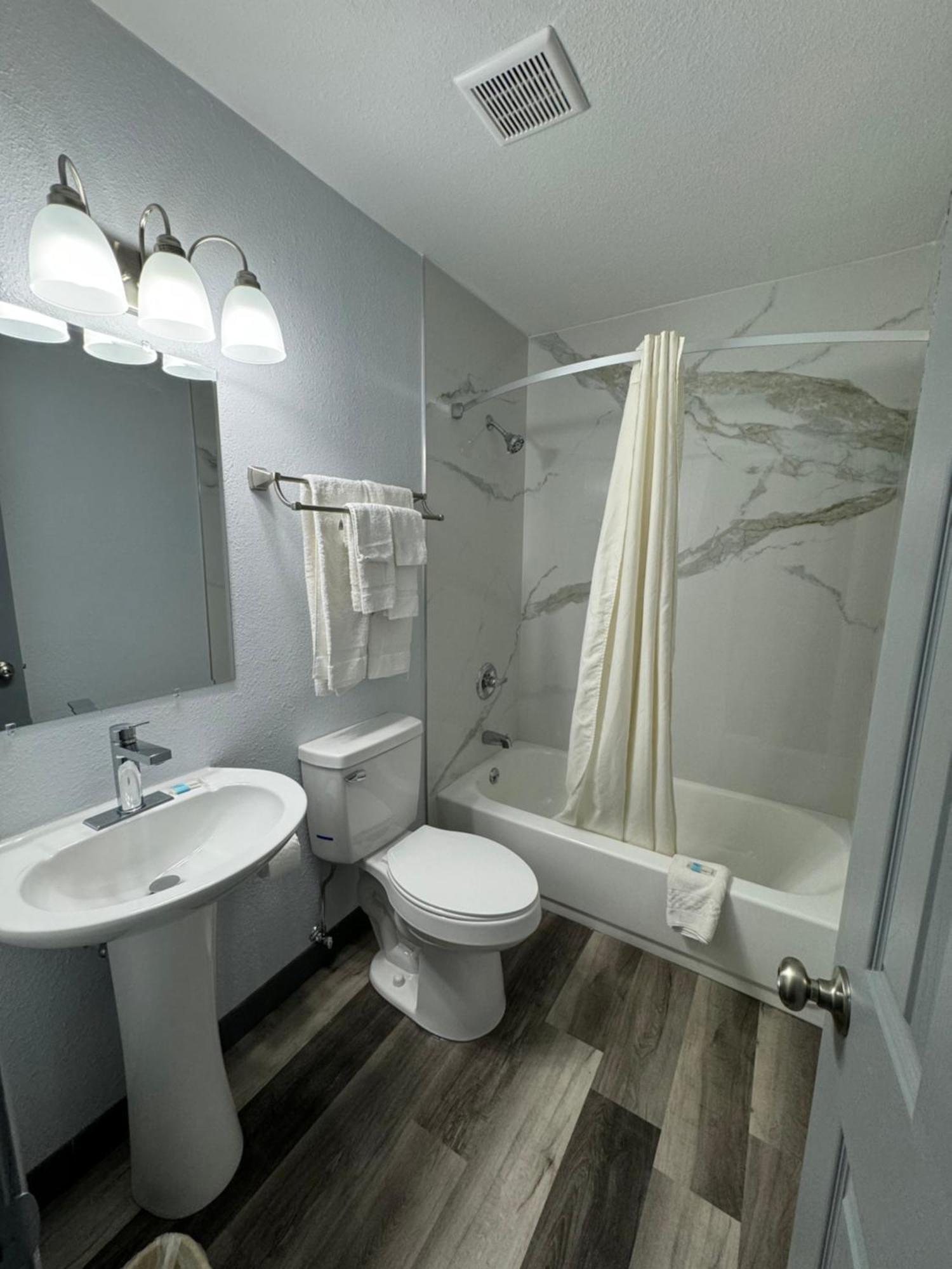 Travelodge By Wyndham Gainesville เกนส์วิลล์ ภายนอก รูปภาพ