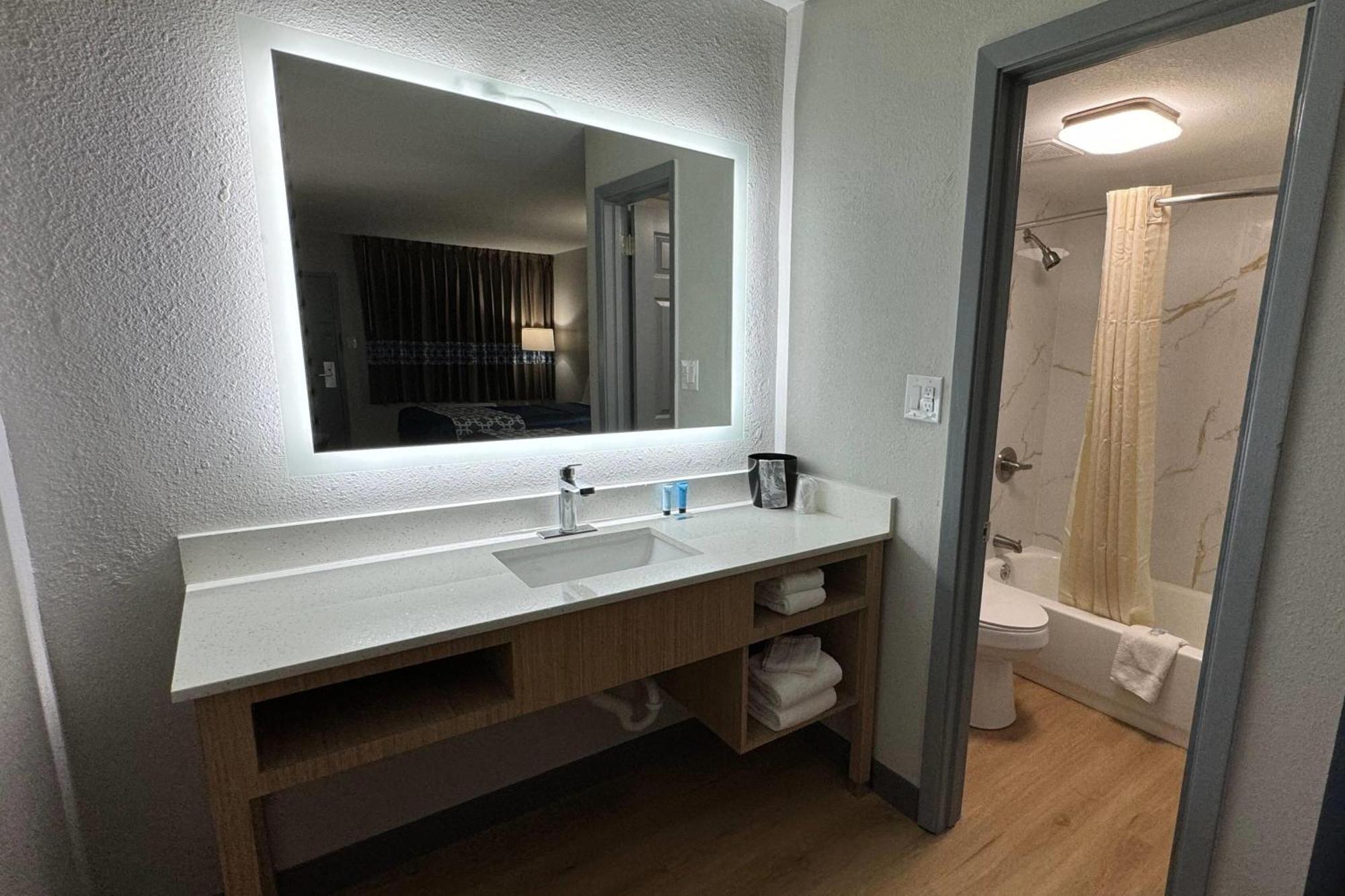 Travelodge By Wyndham Gainesville เกนส์วิลล์ ภายนอก รูปภาพ