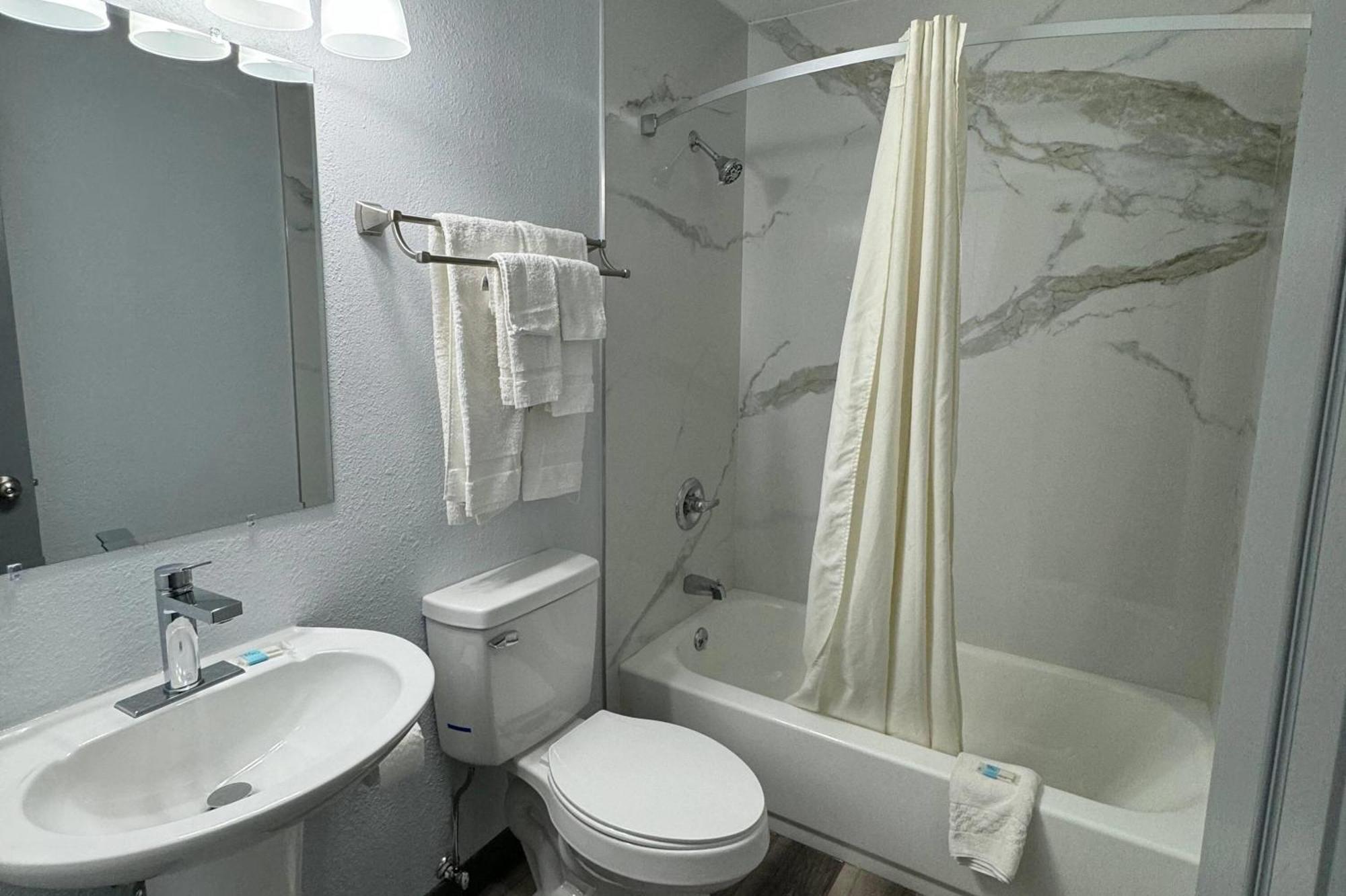 Travelodge By Wyndham Gainesville เกนส์วิลล์ ภายนอก รูปภาพ